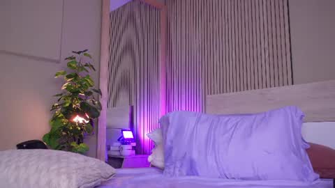 aprilqueenie online show from August 7, 11:05 pm