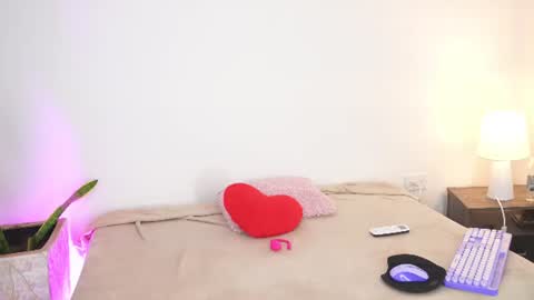Anais  online show from July 25, 7:34 am