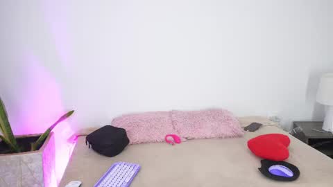 Anais  online show from August 5, 8:12 am