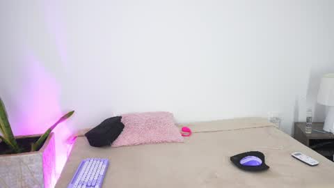 Anais  online show from August 5, 9:18 am