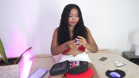 Anais  online show from August 6, 8:13 am