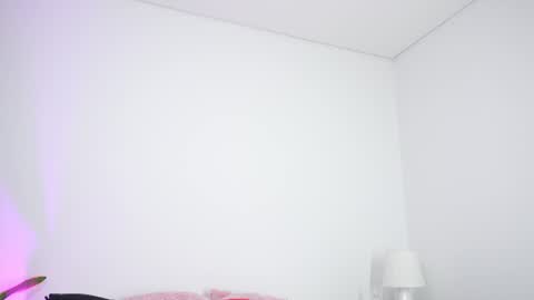 Anais  online show from August 7, 7:41 am