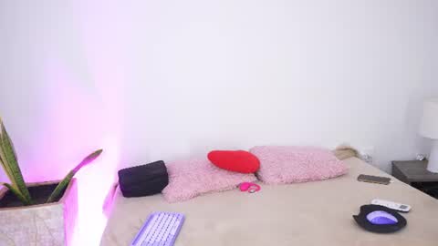 Anais  online show from August 12, 7:43 am