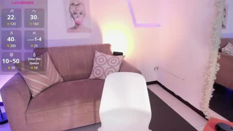 ari_es online show from August 10, 2:07 pm