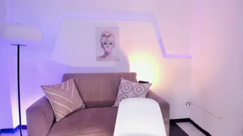 ari_es online show from August 11, 4:09 pm