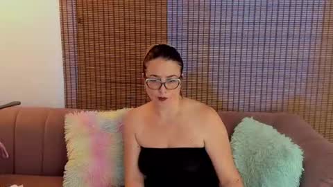 Ariana Cruz online show from August 6, 3:00 pm