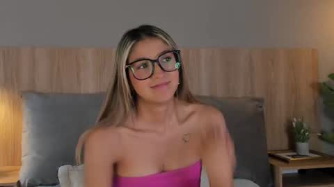 Ariana  online show from August 6, 4:39 pm