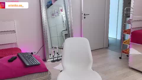 ariankaaa online show from August 6, 2:27 pm
