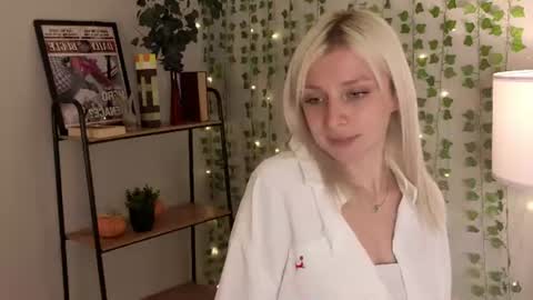 Mia online show from September 6, 11:27 am