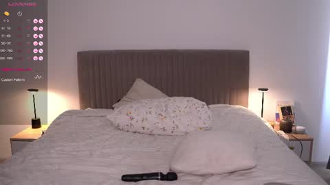 arielbell_ online show from August 8, 9:09 am