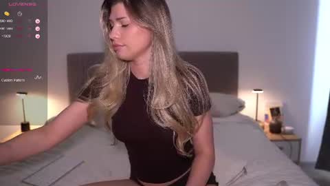 arielbell_ online show from August 9, 9:54 am