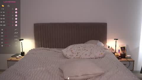 arielbell_ online show from August 15, 12:42 pm