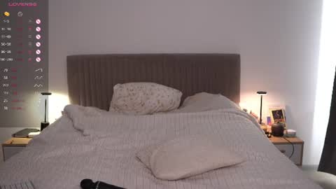 arielbell_ online show from August 16, 9:02 am