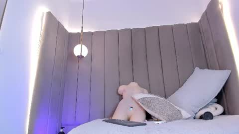 ashley_beaomunt online show from August 4, 7:11 pm