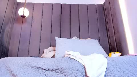 ashley_beaomunt online show from August 9, 4:30 pm