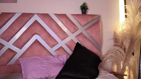 ashly_jones_ online show from August 4, 12:40 am