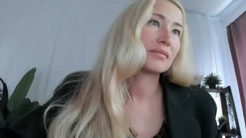 astramonroe online show from August 18, 4:51 am