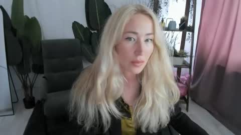 astramonroe online show from August 18, 7:03 am