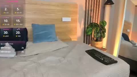 ateneaa_lux online show from August 8, 11:05 pm