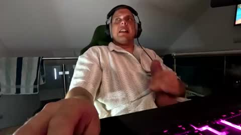 auilein online show from August 14, 9:51 pm