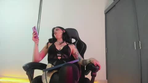 aurabonett online show from August 11, 5:31 am