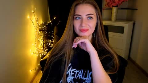 aurora_evil online show from April 1, 10:57 am