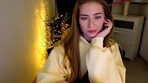 aurora_evil online show from April 10, 9:13 am