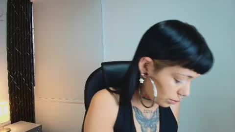 auroradiaz_ online show from August 8, 11:54 am