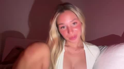 Avelyn Rae online show from August 9, 2:34 am