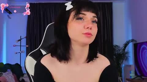 AveryWillow online show from July 18, 4:02 am
