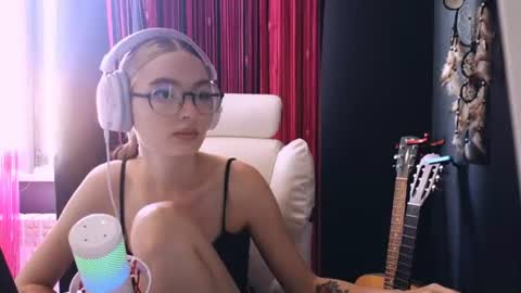 Avriel online show from June 11, 3:02 am