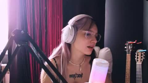 Avriel online show from August 4, 7:05 am