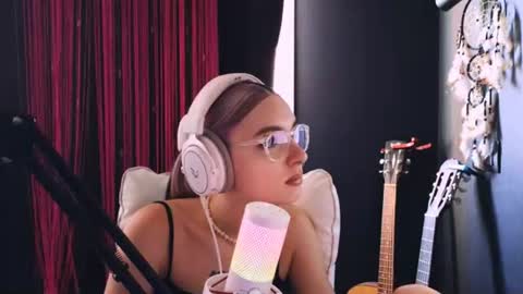 Avriel online show from August 6, 6:23 am
