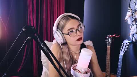 Avriel online show from August 11, 4:47 am