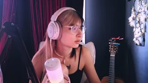 Avriel online show from August 16, 5:22 am