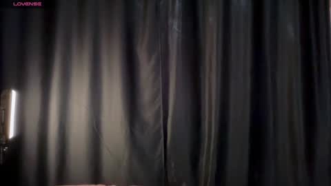 avril_pearly_ online show from August 5, 10:46 am