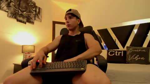 axelmartinezz online show from August 1, 1:22 am