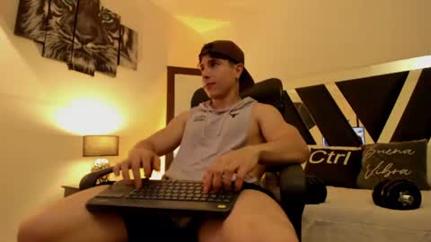axelmartinezz online show from August 3, 1:01 am