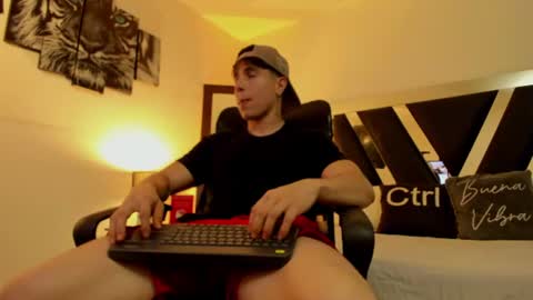 axelmartinezz online show from August 7, 1:05 am