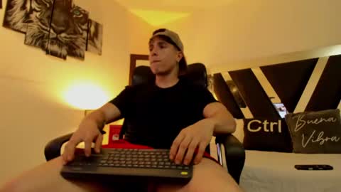 axelmartinezz online show from August 7, 2:11 am