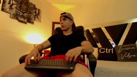 axelmartinezz online show from August 7, 3:17 am