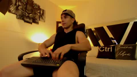 axelmartinezz online show from August 9, 10:00 pm
