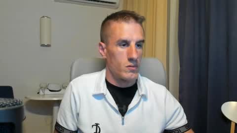 Axl online show from June 7, 12:38 am