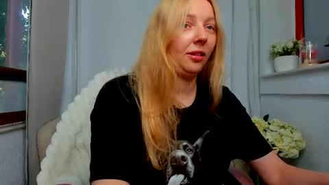 SundyRose online show from August 18, 6:08 am