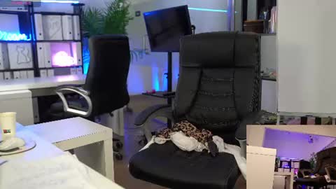 Olivia and Lexi online show from July 28, 8:20 am