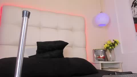 daya independent model online show from August 13, 6:16 am