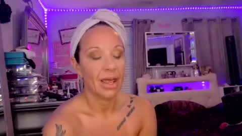 bdon1977 online show from August 10, 10:49 am