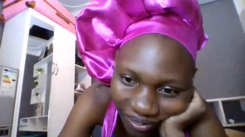 beautie699392 online show from August 14, 9:18 pm