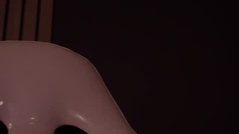isabella online show from August 6, 11:15 pm