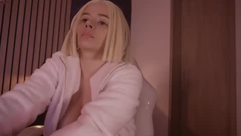 isabella online show from August 7, 1:38 am